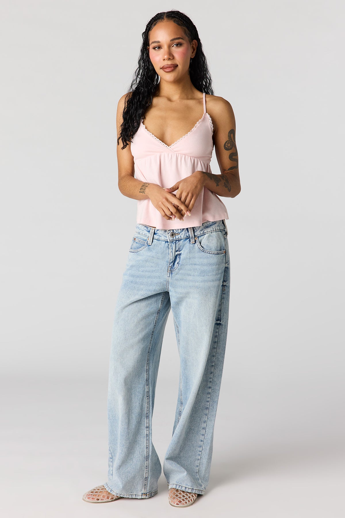 Vue alternative 3. Débardeur de style nuisette à surplis avec liséré de dentelle