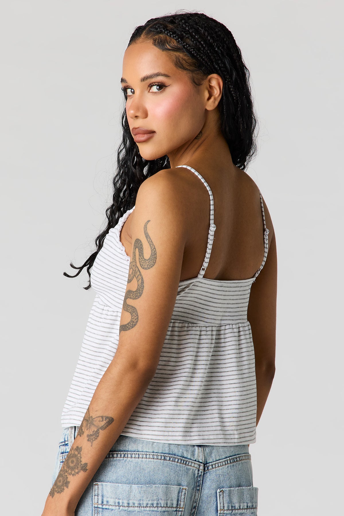 Vue alternative 2. Débardeur de style nuisette à surplis avec liséré de dentelle