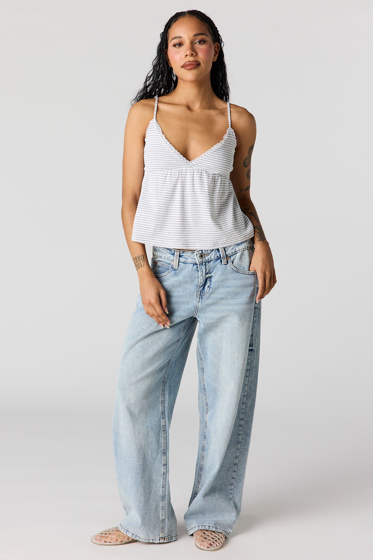 Vue alternative 3. Débardeur de style nuisette à surplis avec liséré de dentelle