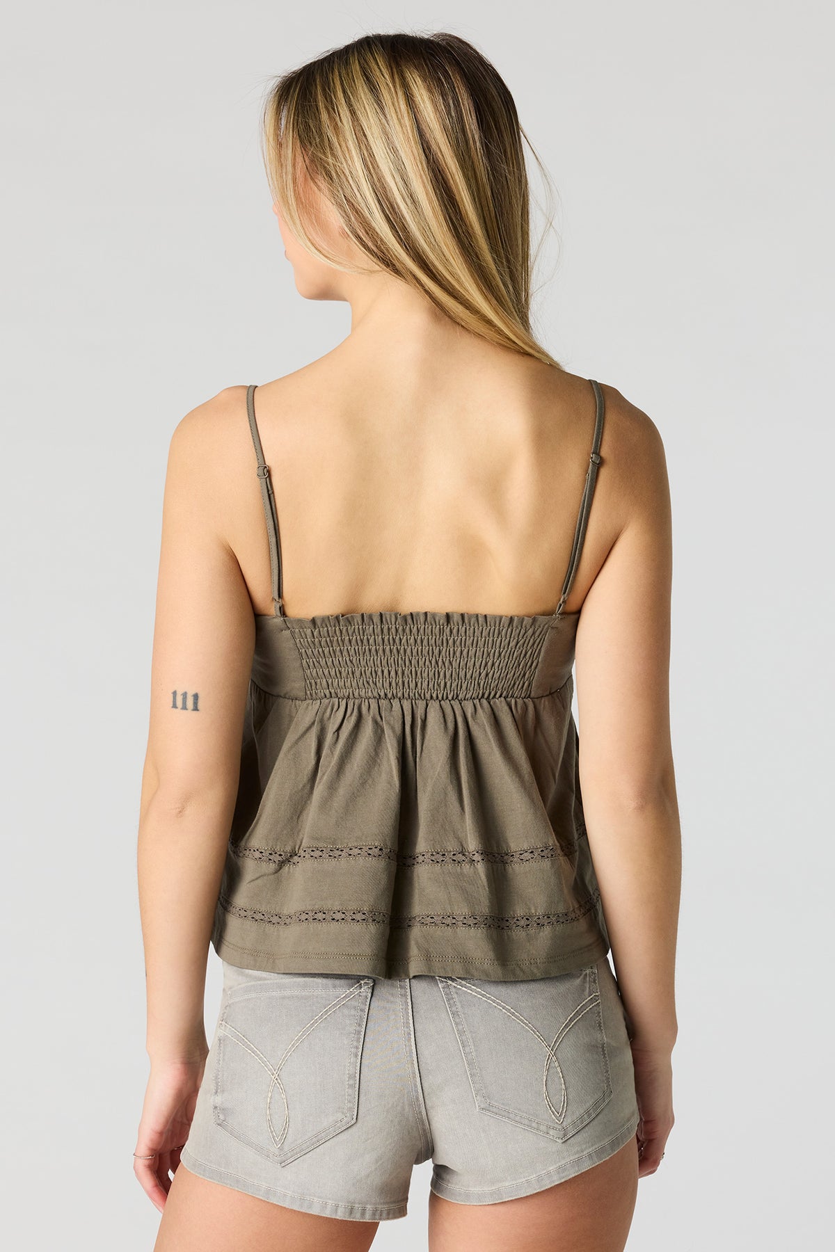 Vue alternative 2. Débardeur de style nuisette avec liséré de dentelle