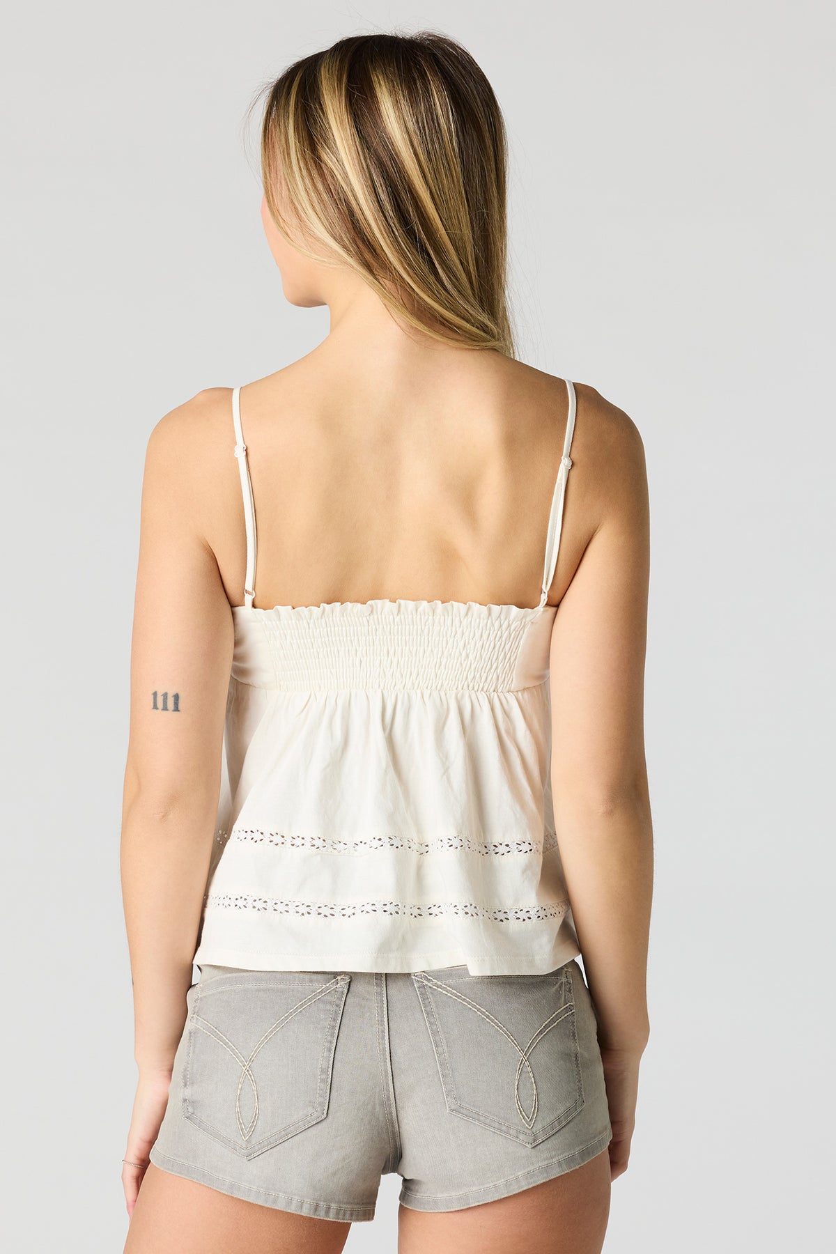 Vue alternative 2. Débardeur de style nuisette avec liséré de dentelle