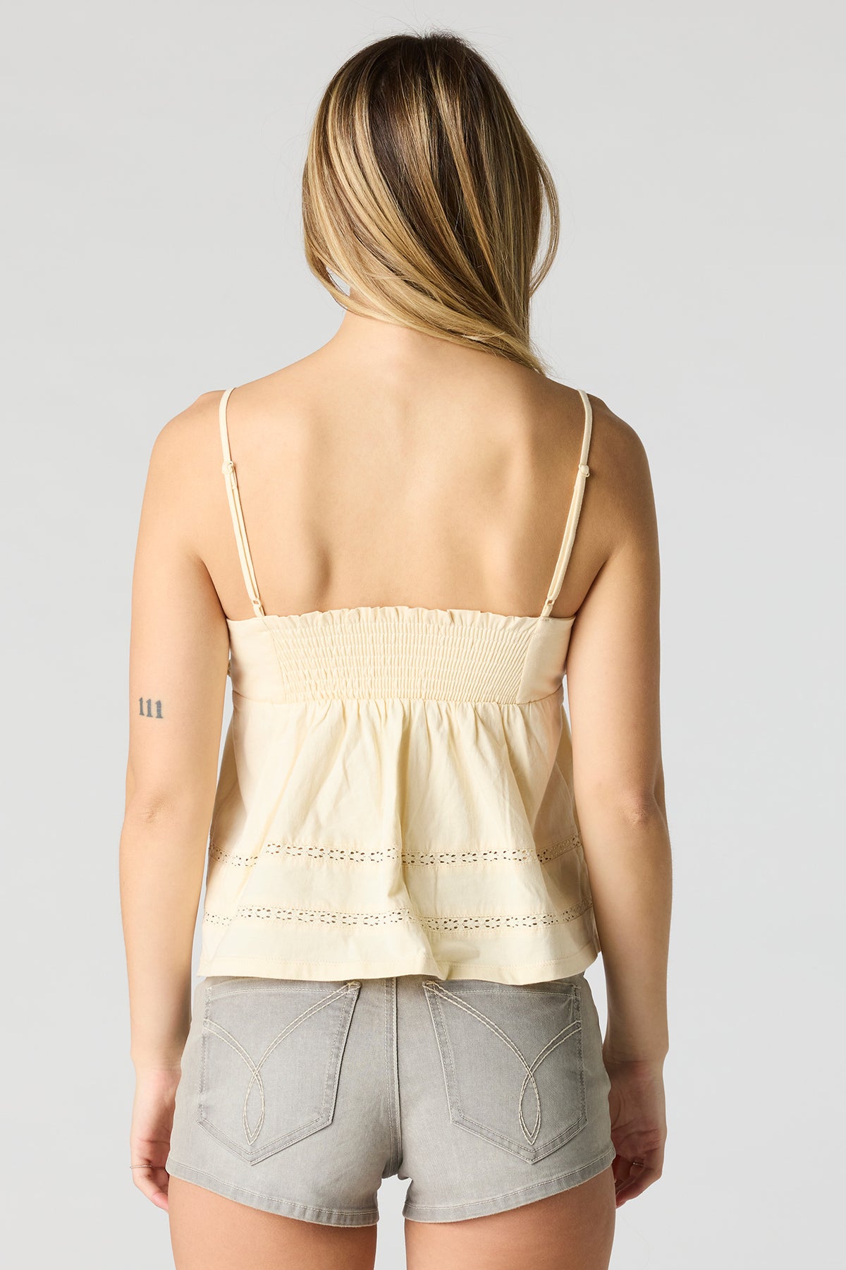 Vue alternative 2. Débardeur de style nuisette avec liséré de dentelle