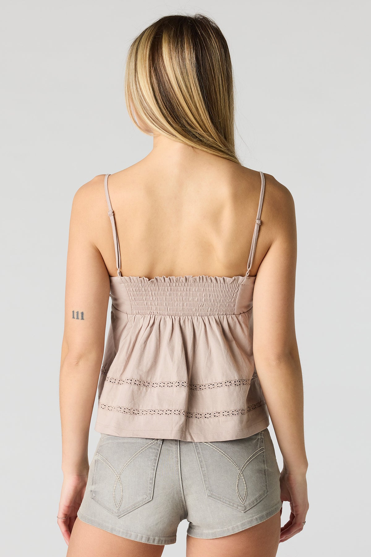 Vue alternative 2. Débardeur de style nuisette avec liséré de dentelle