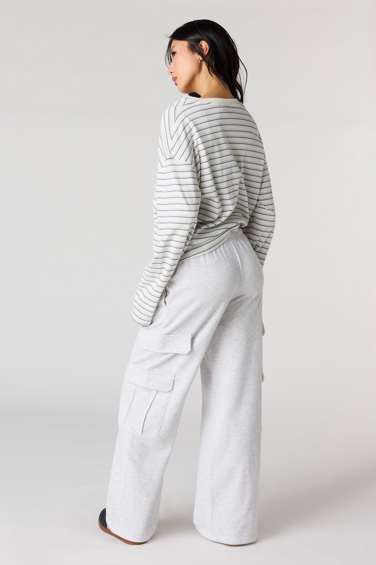 Alt View 3. Fleece Low Rise Baggy Cargo Sweatpant - Light Grey