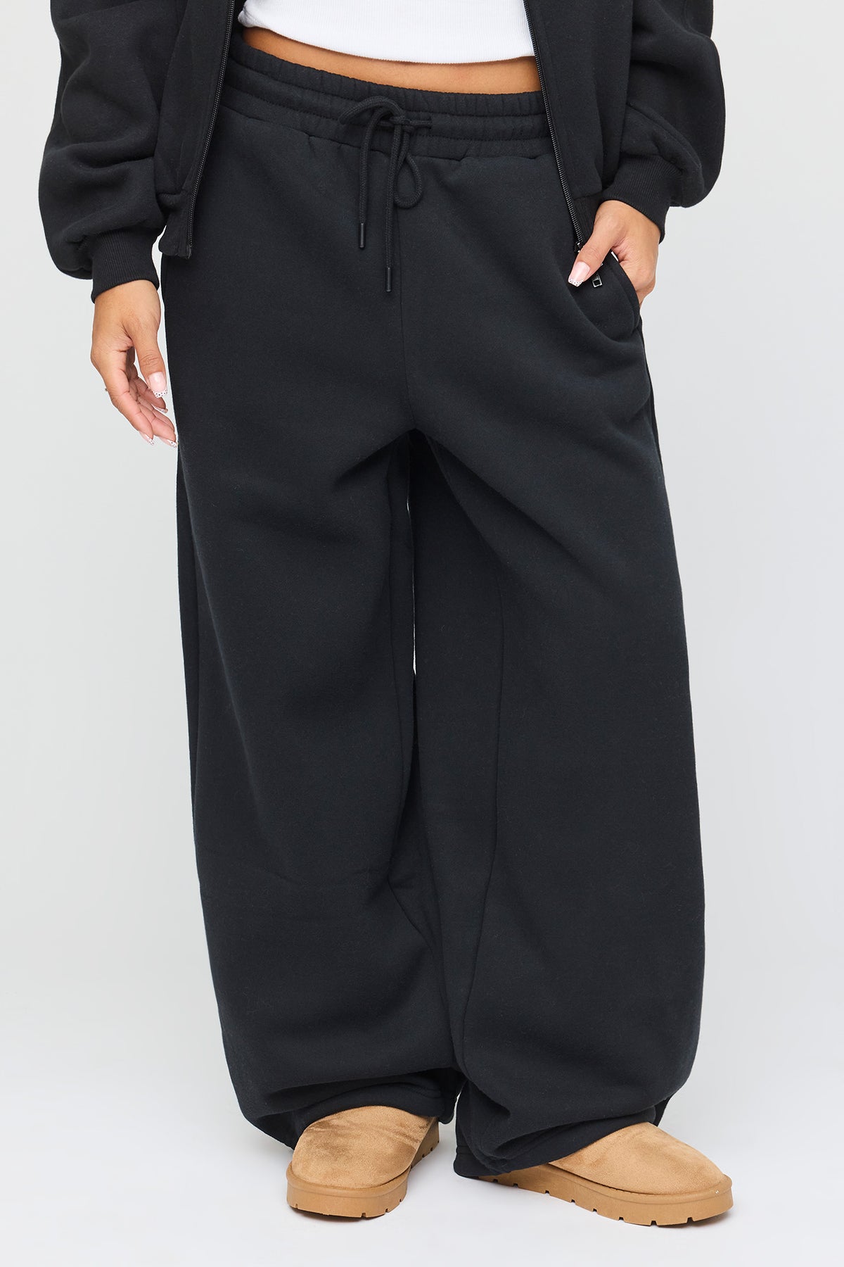 Alt View 2. Luxe Fleece Barrel Sweatpant - Black