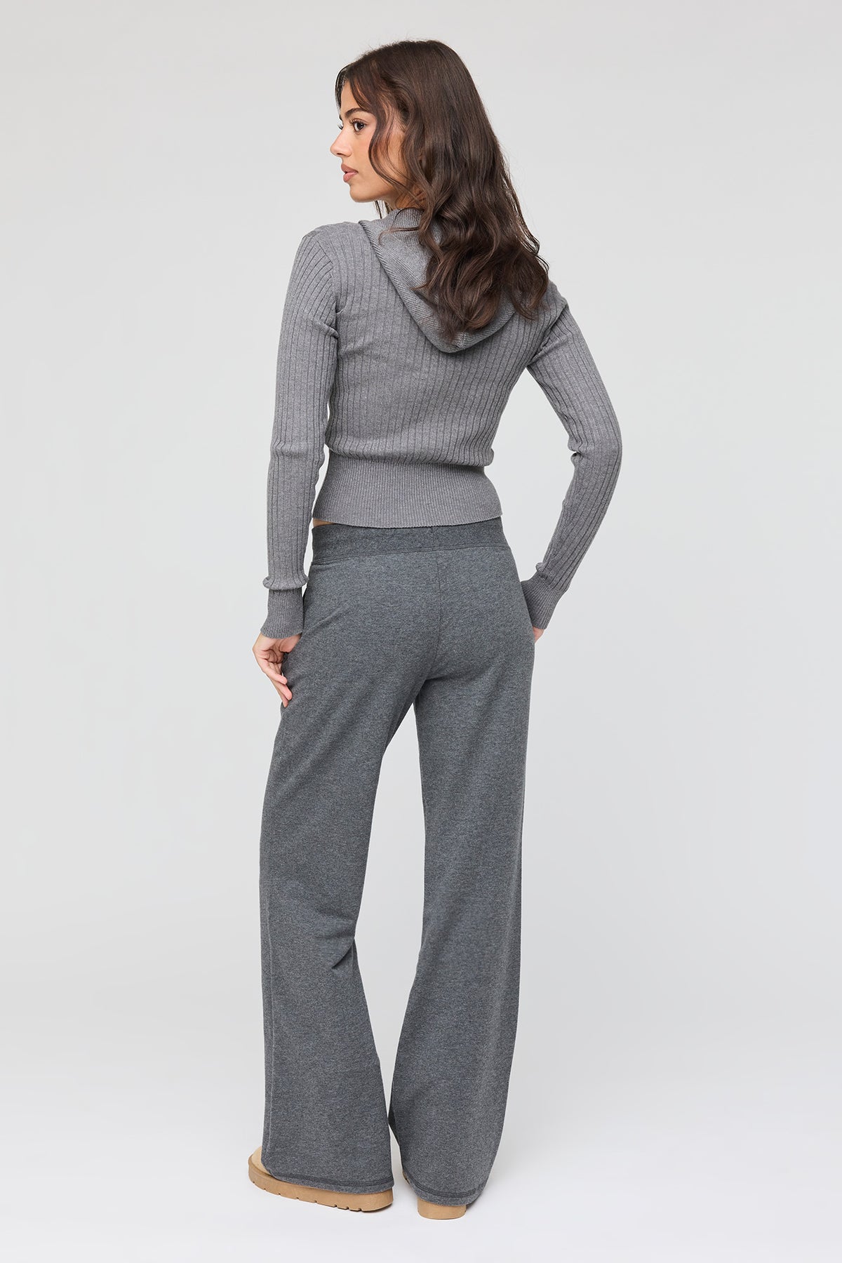 Vue alternative 10. Pantalon d'entraînement à jambe large en tissu bouclé