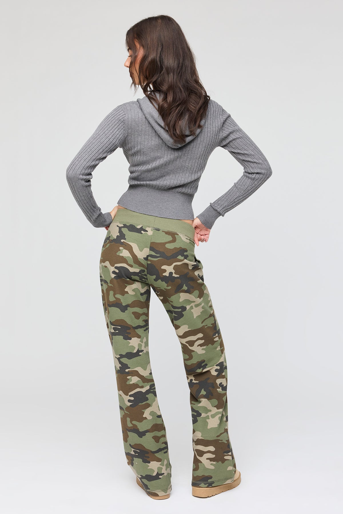 Vue alternative 3. Pantalon d'entraînement à jambe large en tissu bouclé