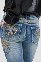 Jean extensible à jambe évasée avec motif brodé et paillettes