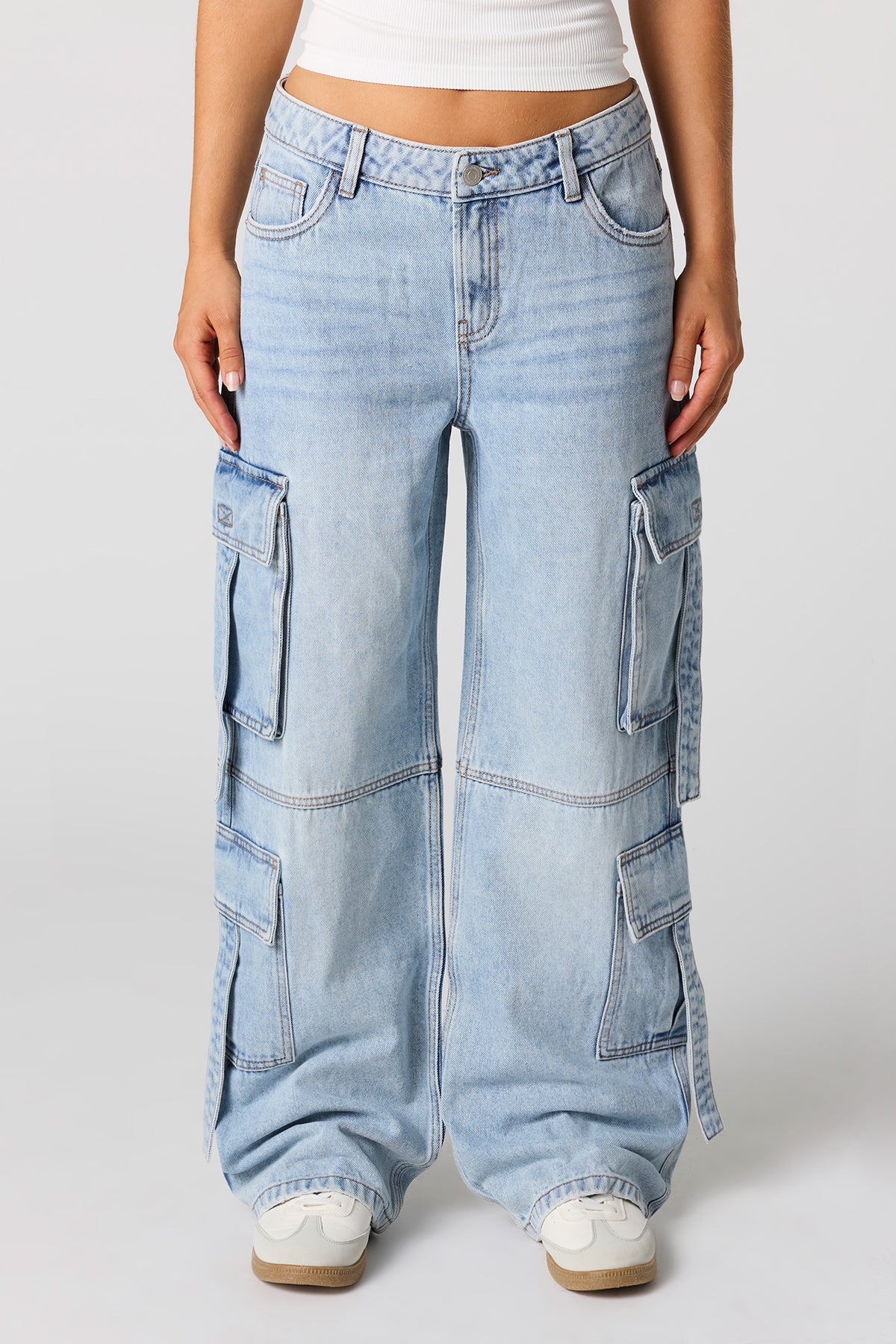 Vue alternative 2. Jean cargo à taille basse avec bride