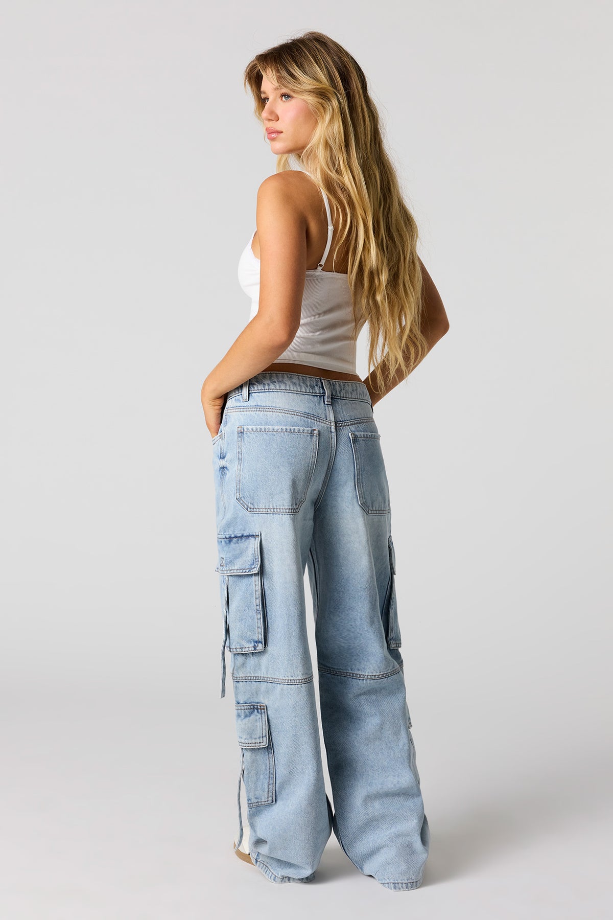 Vue alternative 3. Jean cargo à taille basse avec bride