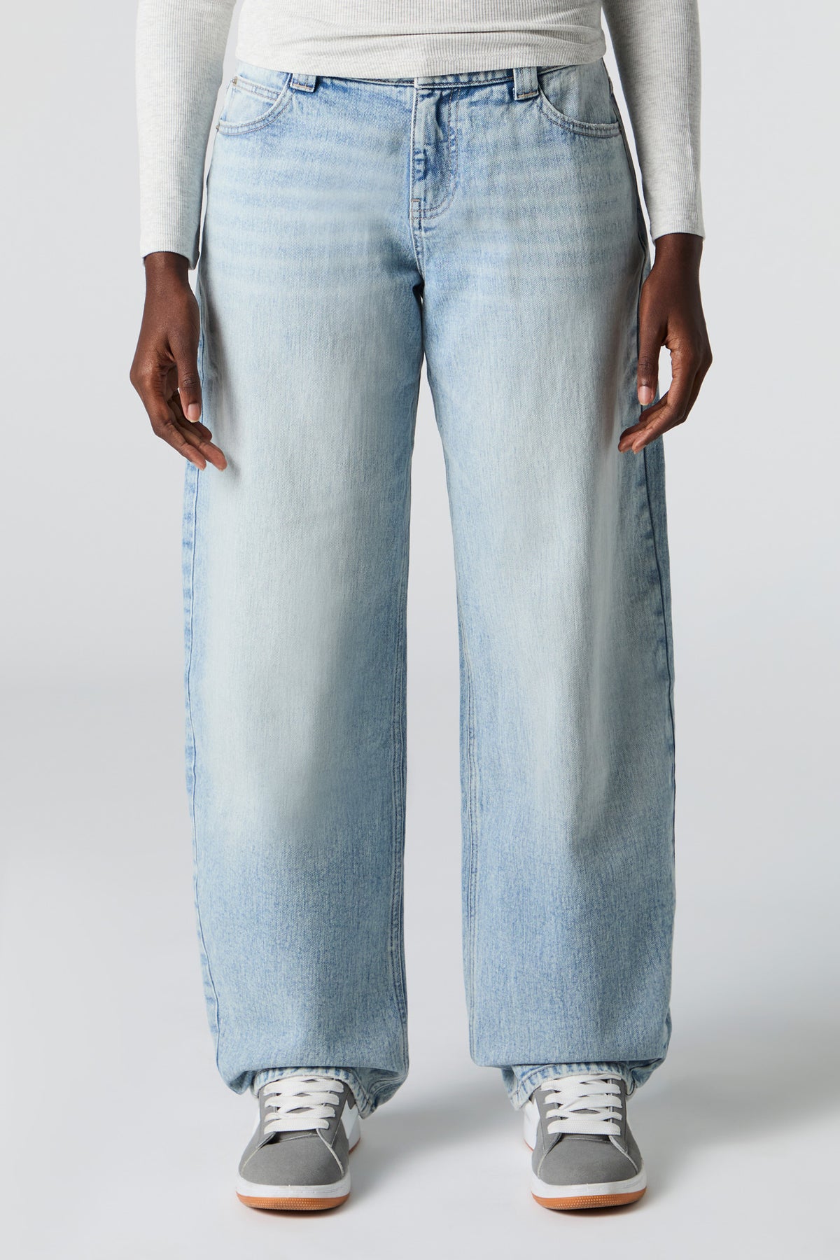 Vue alternative 2. Jean à jambe ballon et taille basse