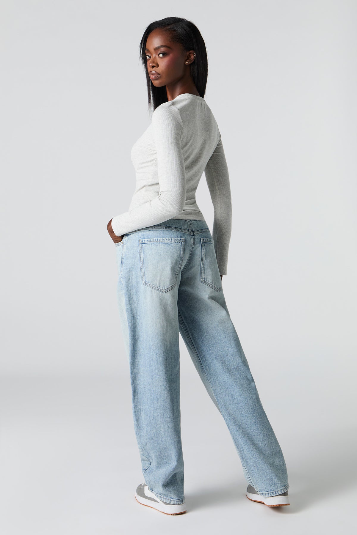 Vue alternative 3. Jean à jambe ballon et taille basse