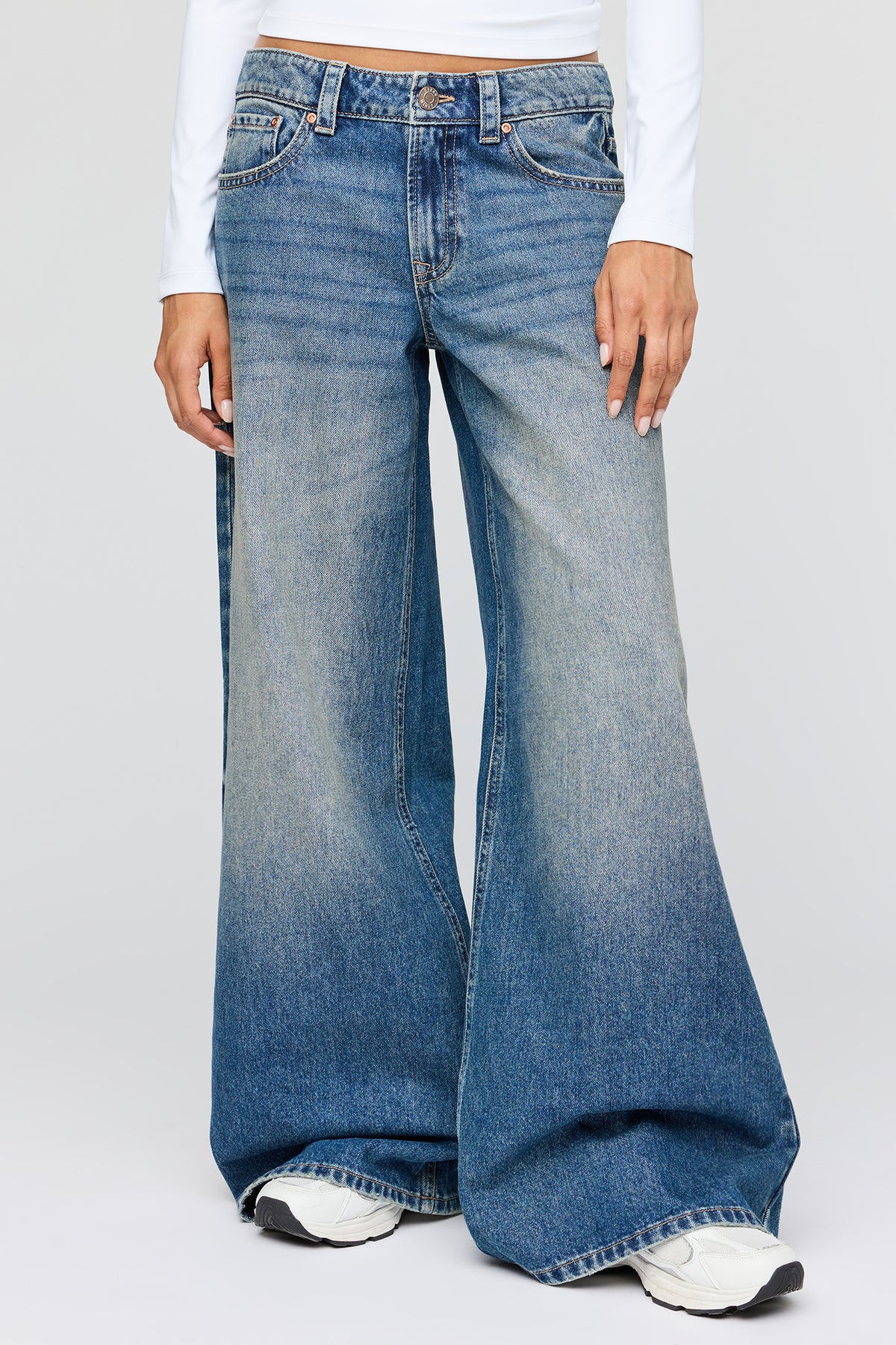 Vue alternative 2. Jean mi-taille à jambe super large