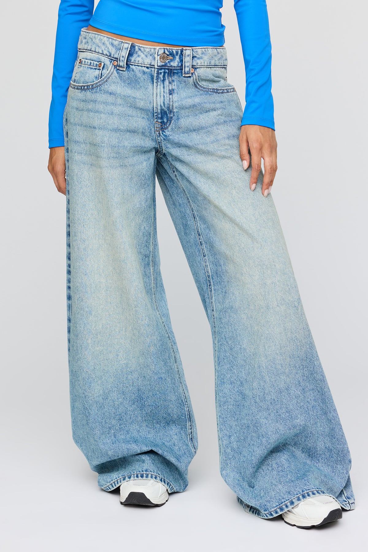 Vue alternative 2. Jean mi-taille à jambe super large