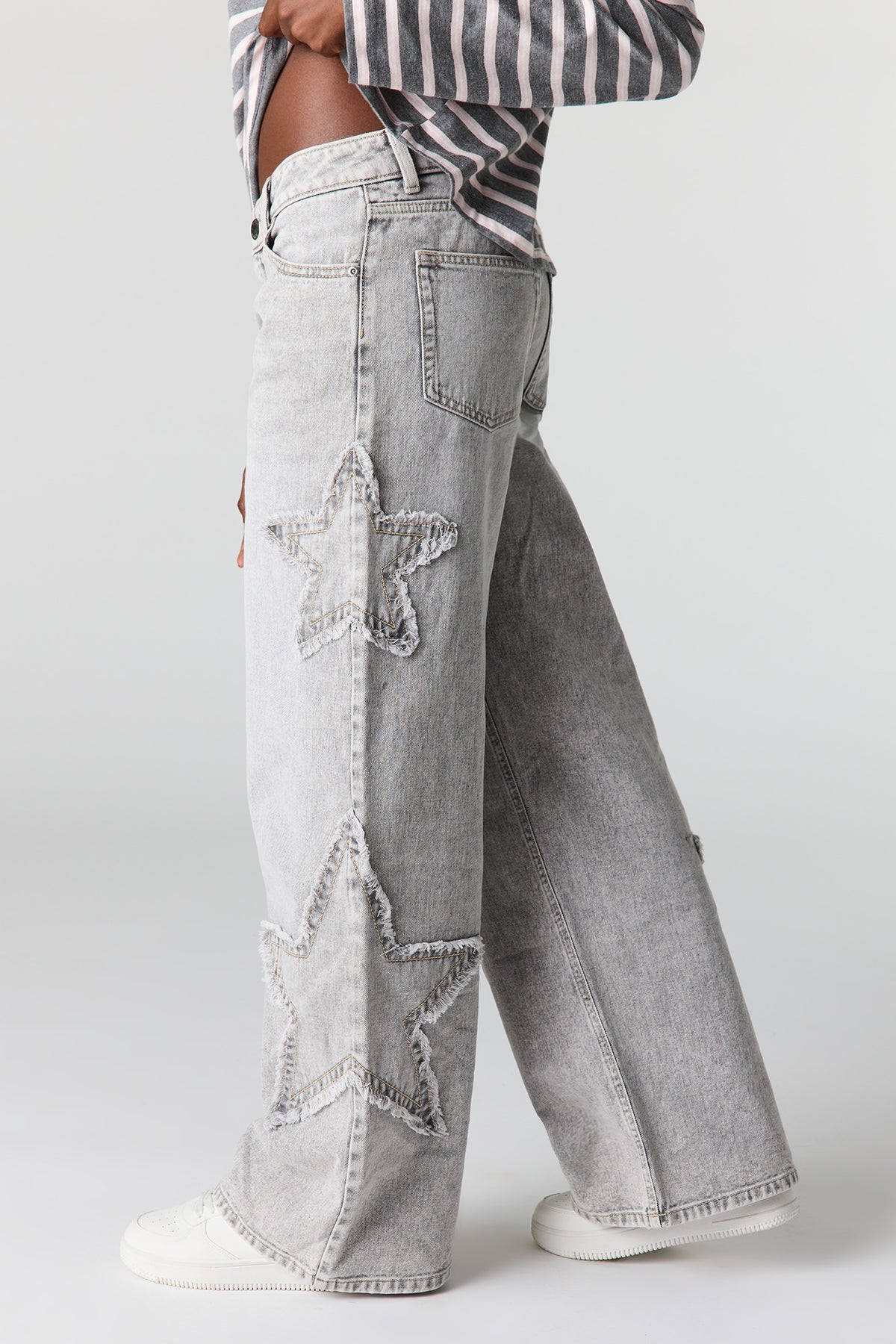 Vue alternative 4. Jean super baggy London à taille basse avec motif brodé