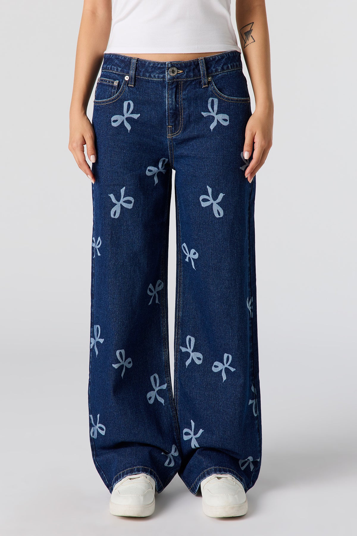 Alt View 2. Low Rise Bow Print Baggy Jean - Rinse Denim