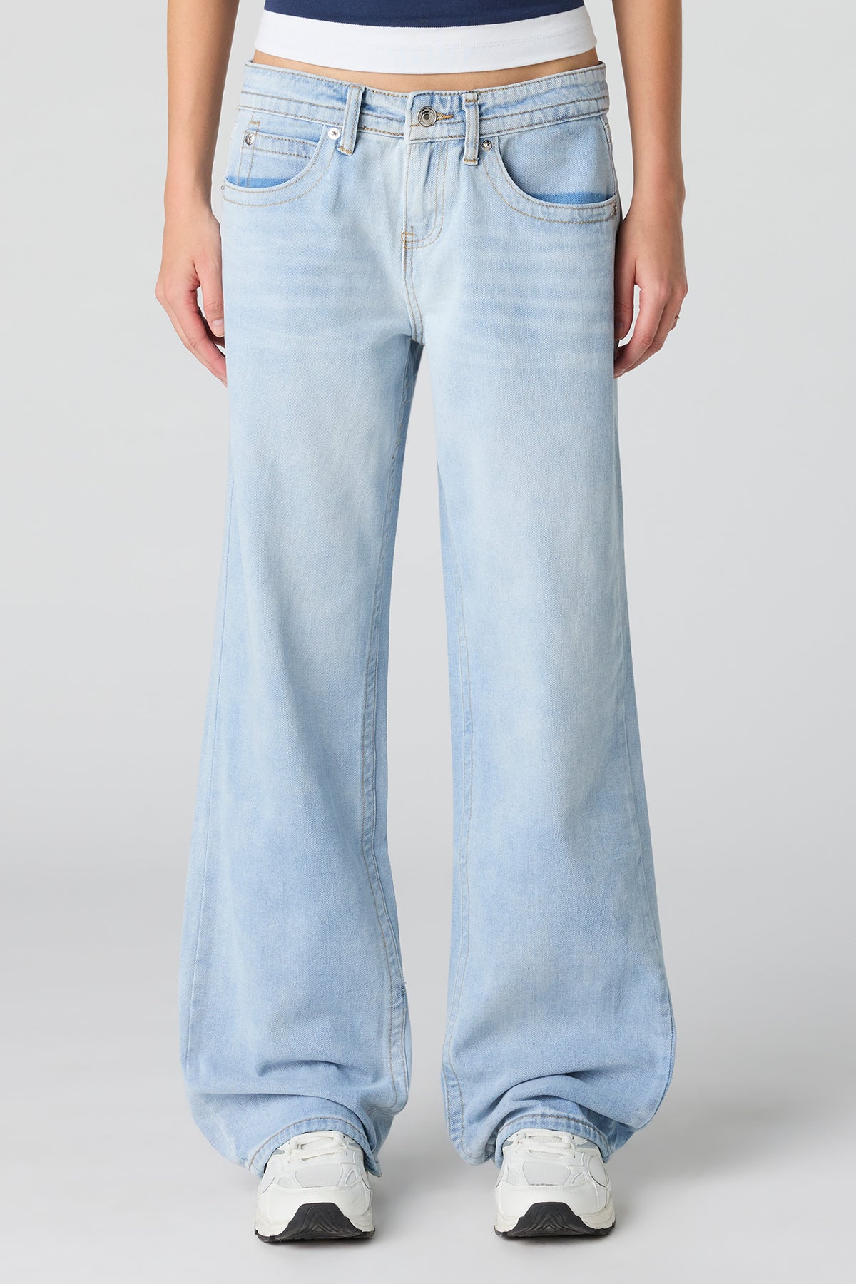 Vue alternative 2. Jean à jambe évasée et taille basse