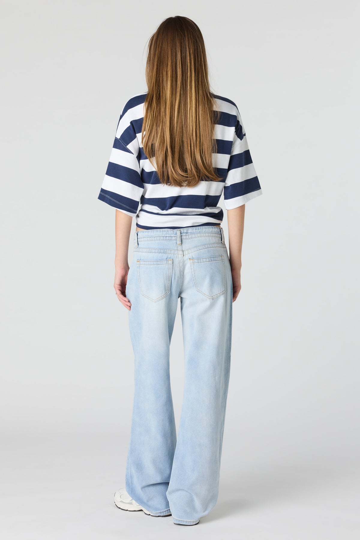 Vue alternative 3. Jean à jambe évasée et taille basse