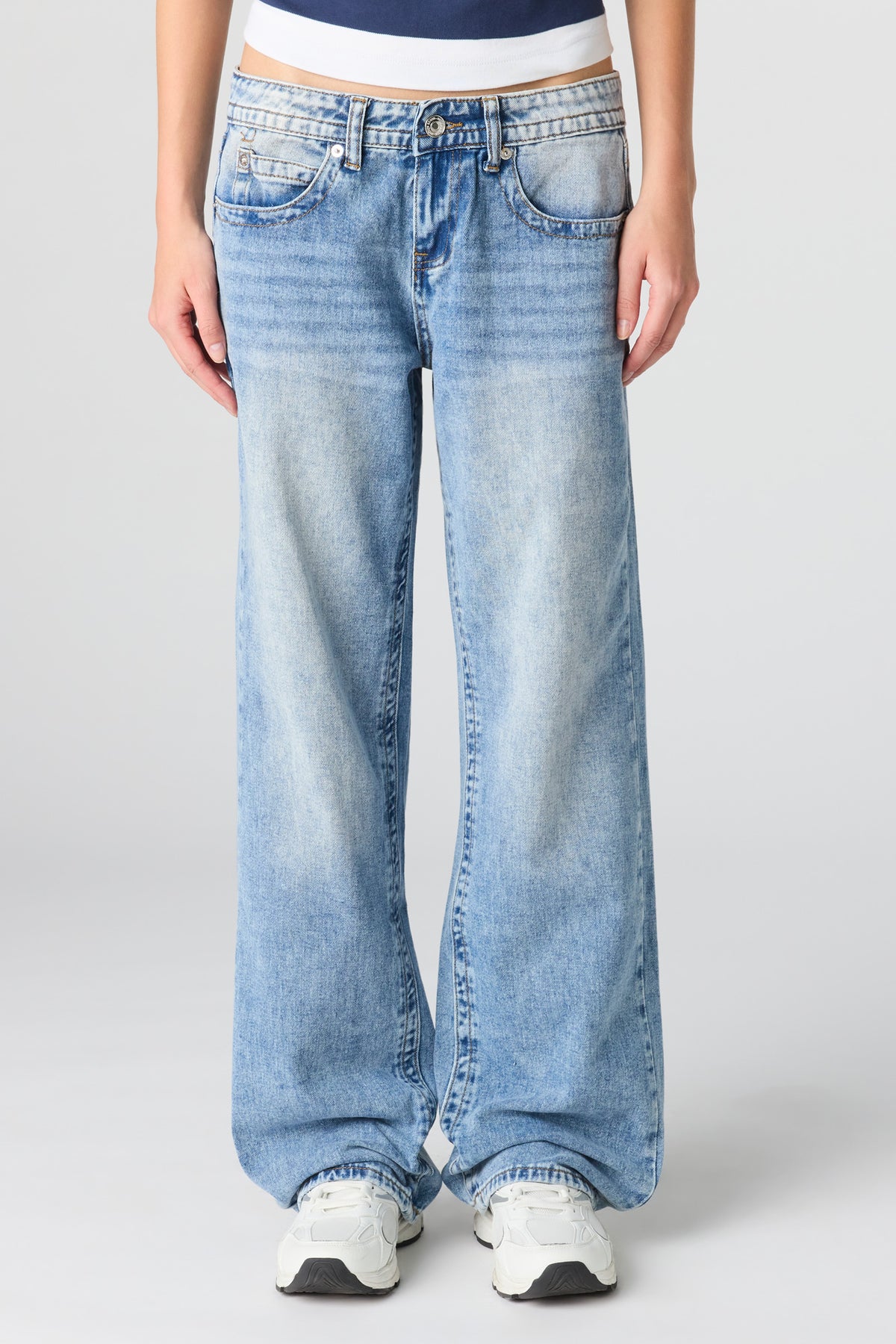 Vue alternative 2. Jean à jambe évasée et taille basse