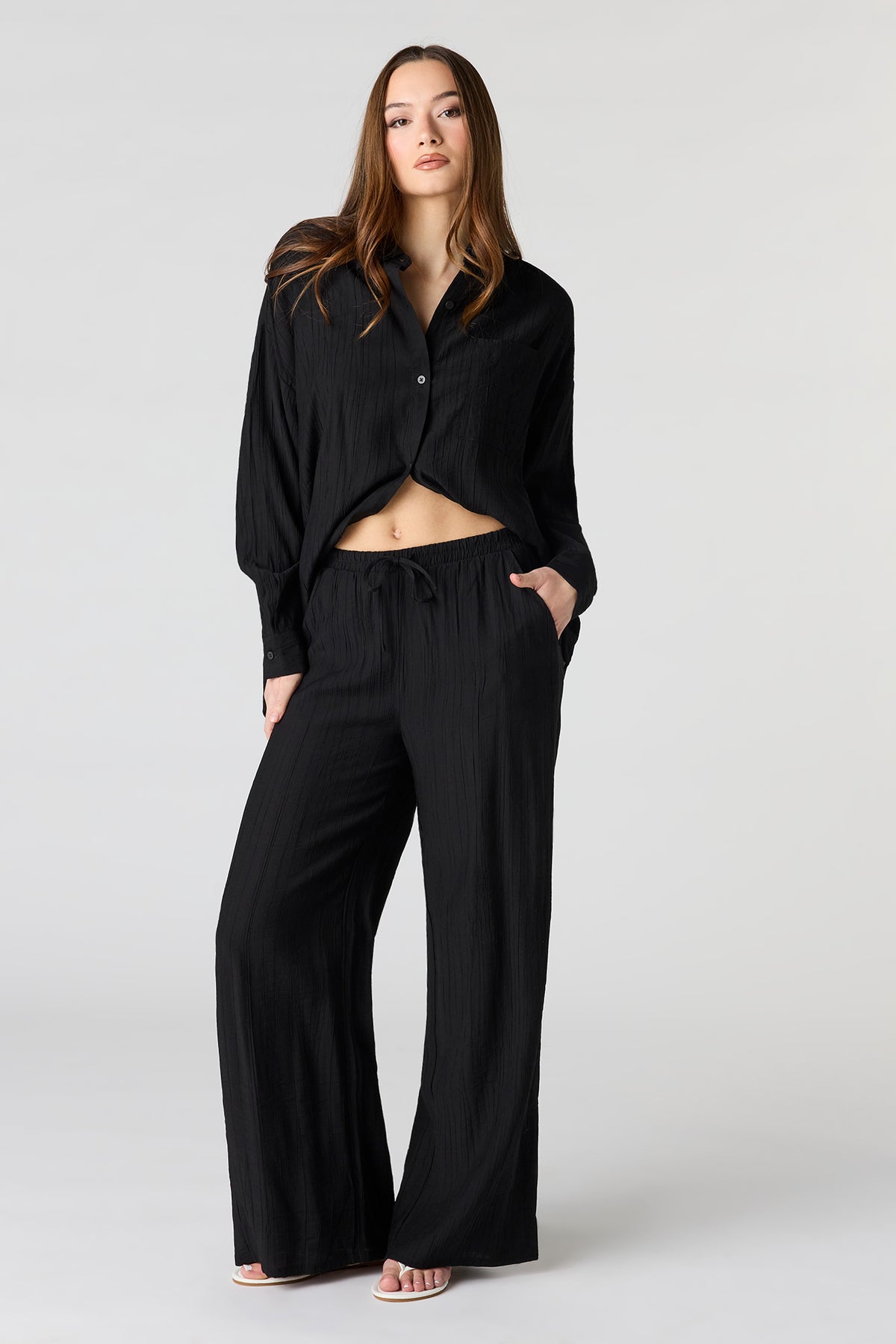 Pantalon fluide texturé à jambe large et taille coulissante
