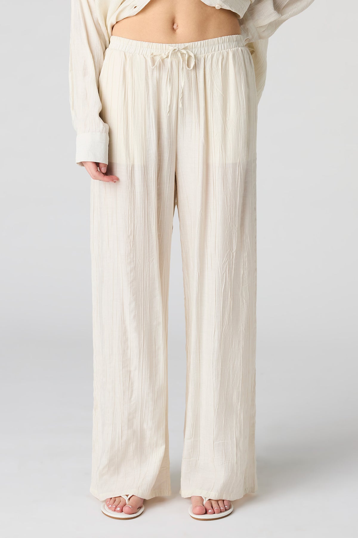 Vue alternative 2. Pantalon fluide texturé à jambe large et taille coulissante