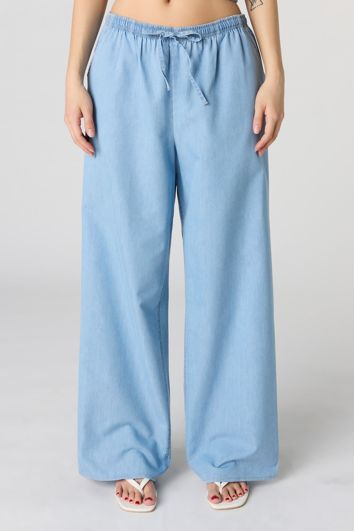 Vue alternative 2. Pantalon en denim à jambe large