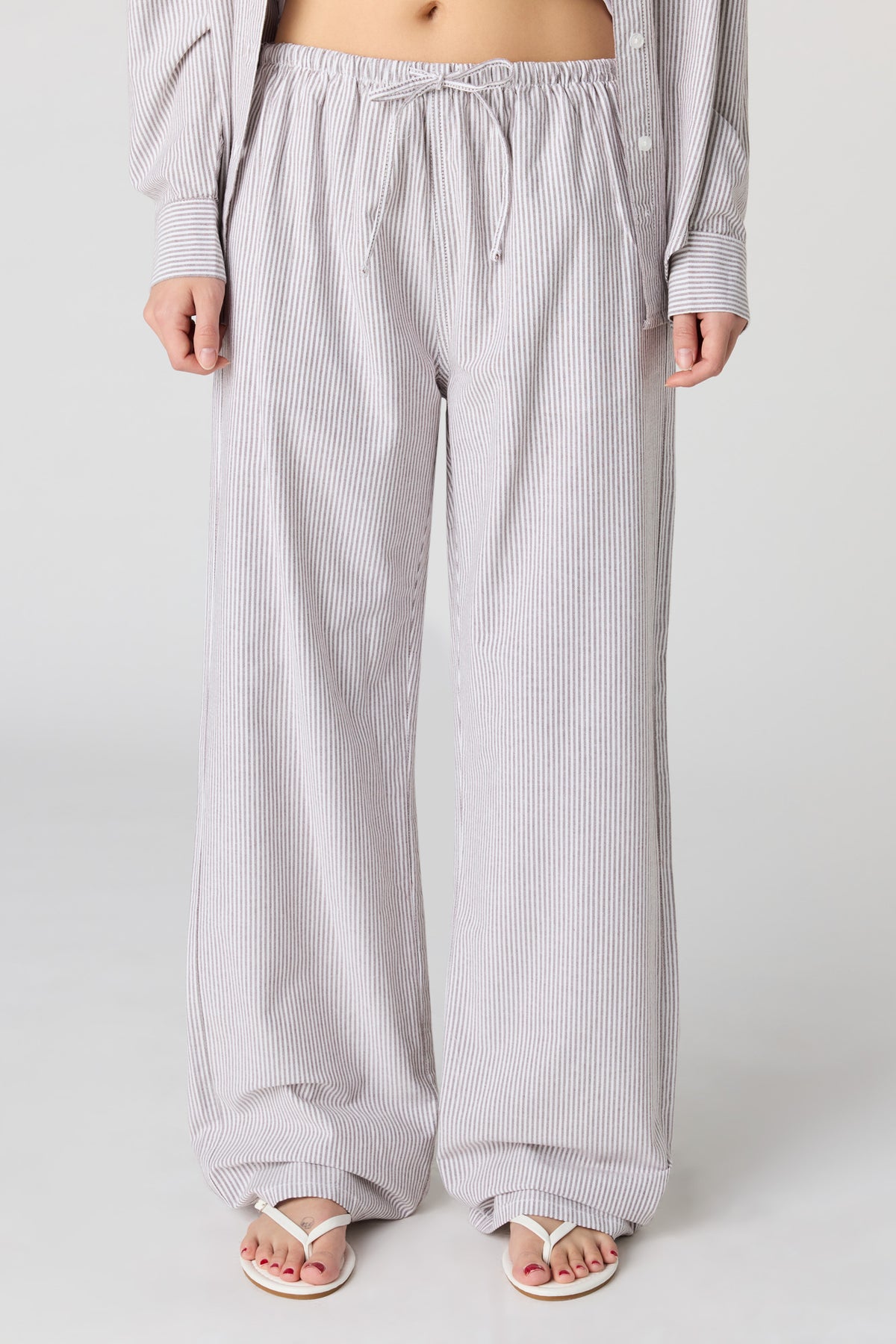 Vue alternative 2. Pantalon à fines rayures et jambe large