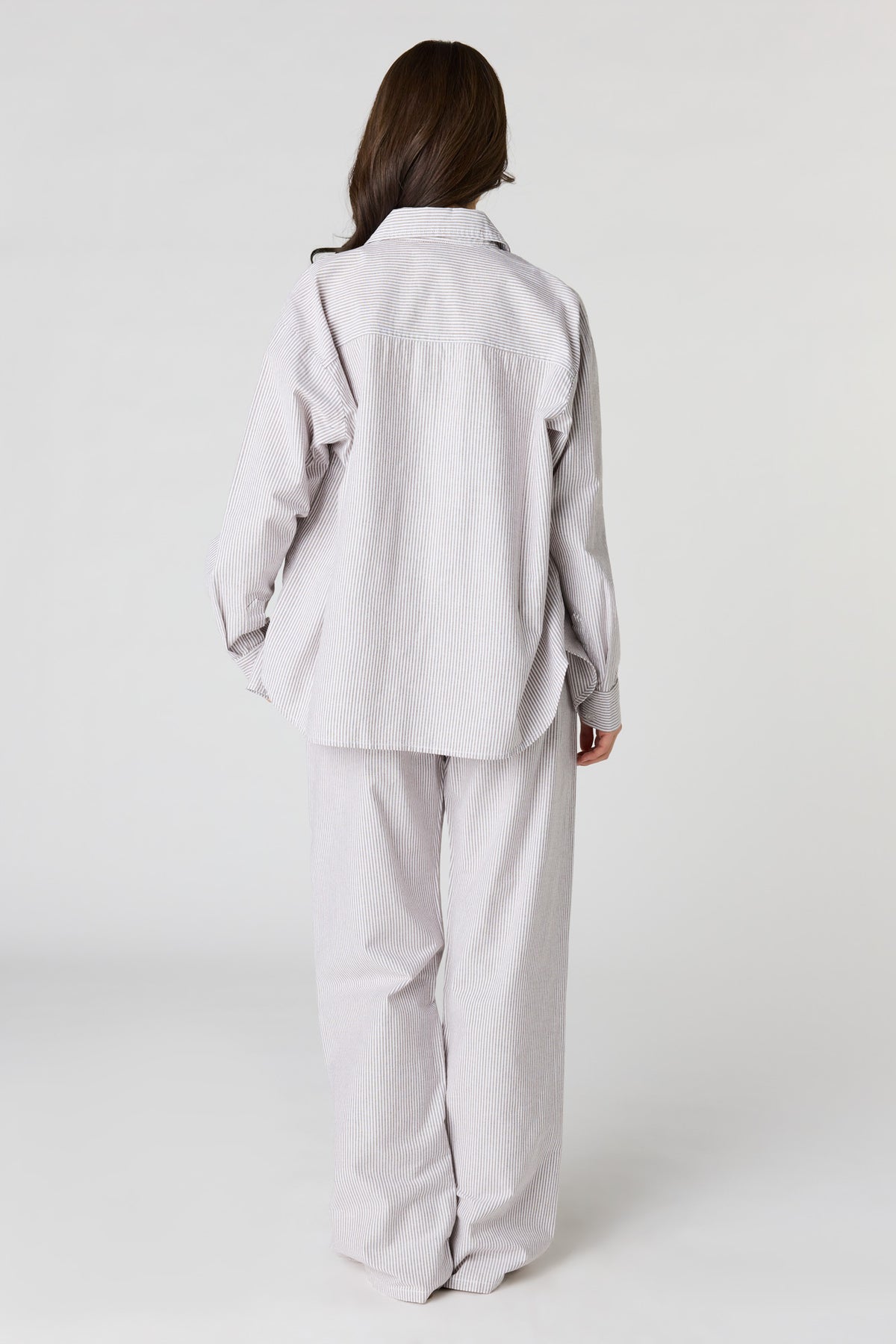 Vue alternative 3. Pantalon à fines rayures et jambe large