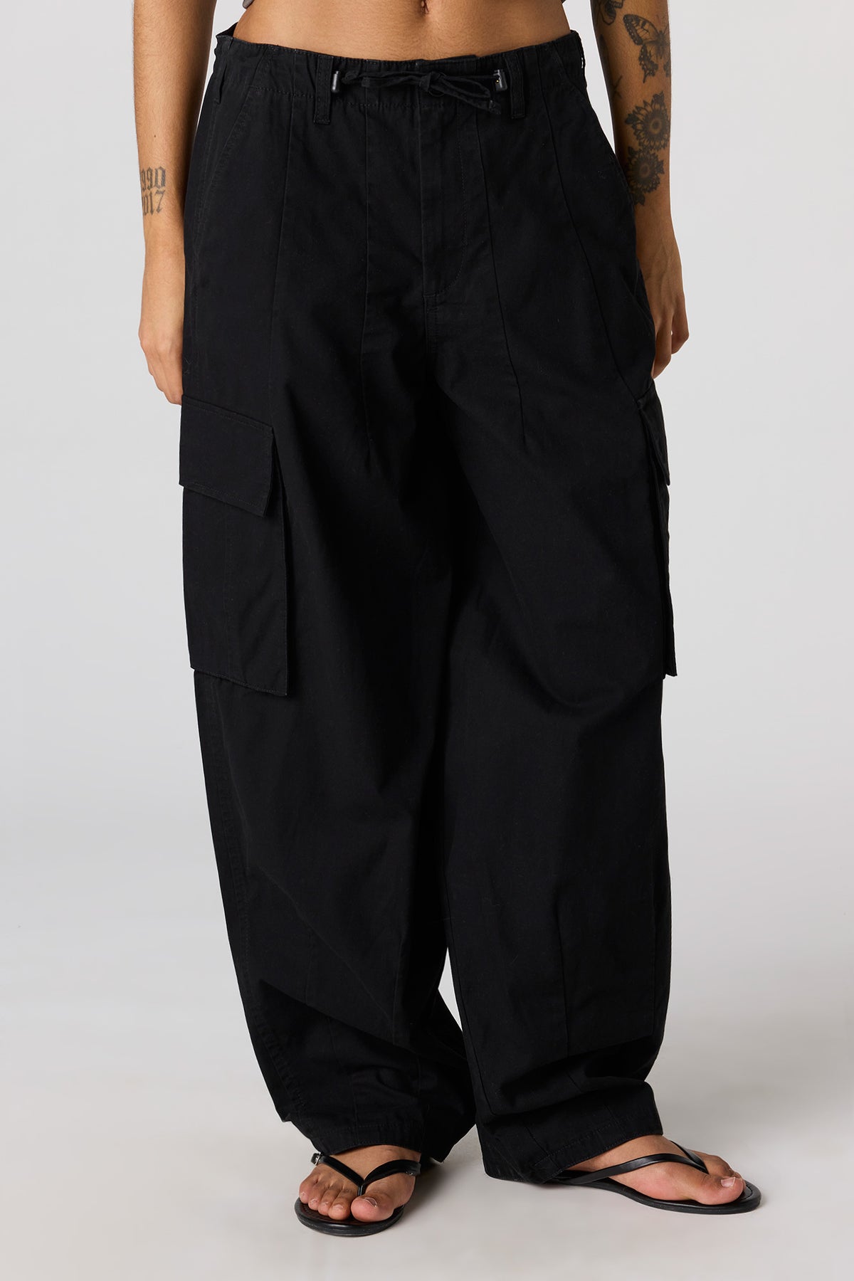 Vue alternative 2. Pantalon cargo à jambe baril et taille basse