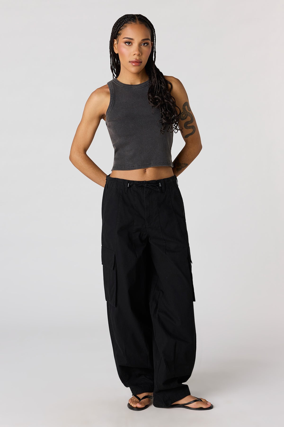 Pantalon cargo à jambe baril et taille basse