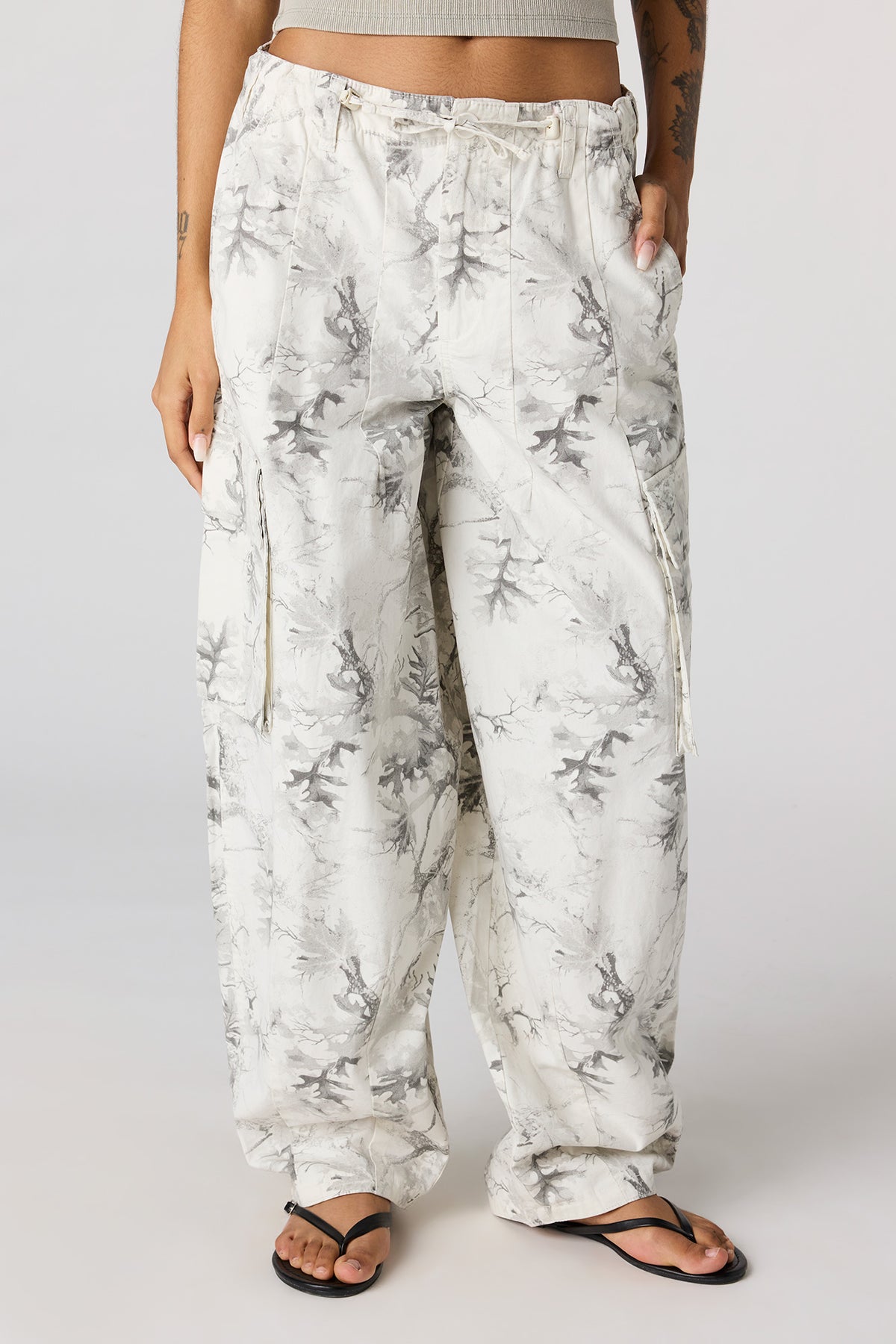 Vue alternative 2. Pantalon cargo à jambe baril et taille basse