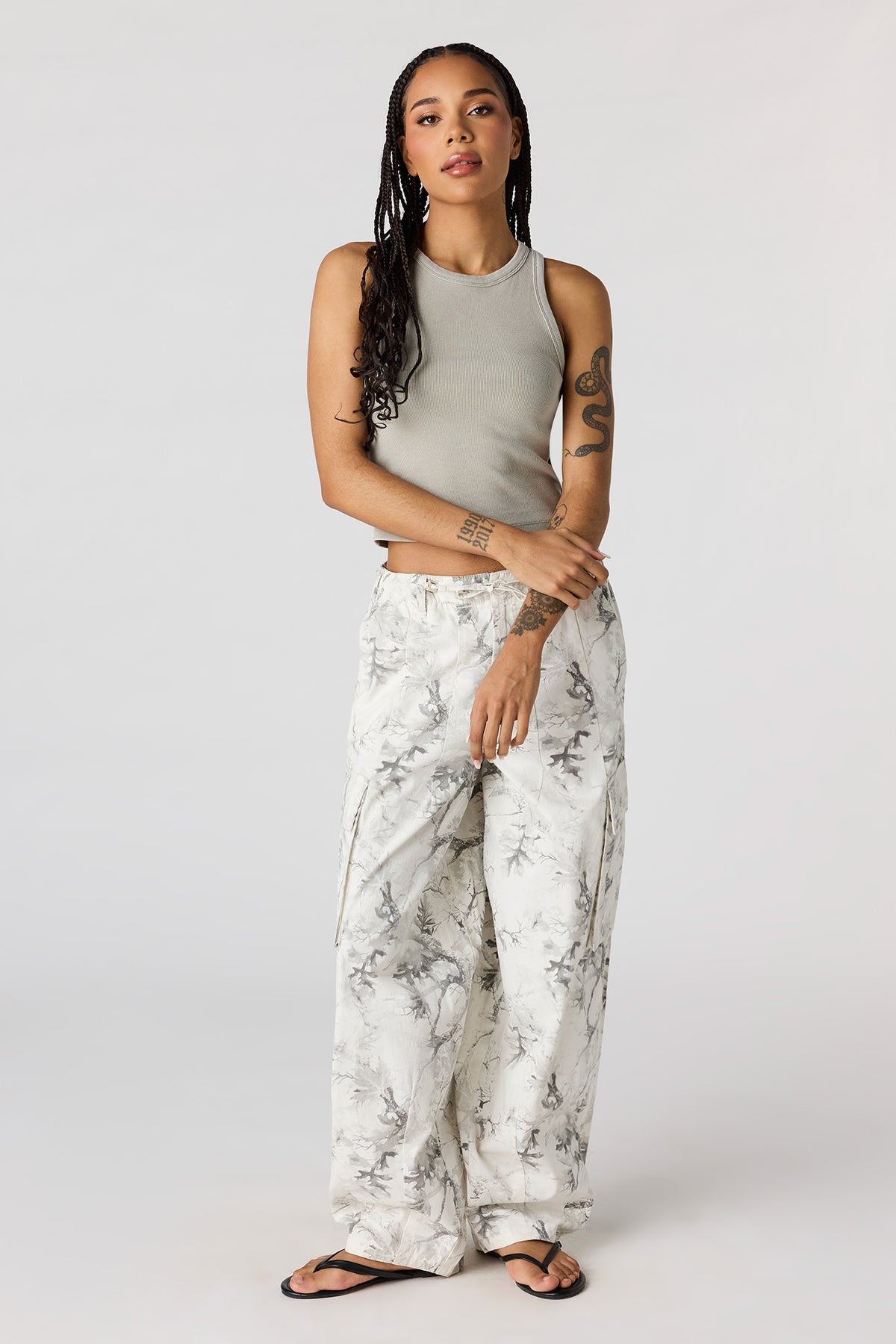 Pantalon cargo à jambe baril et taille basse