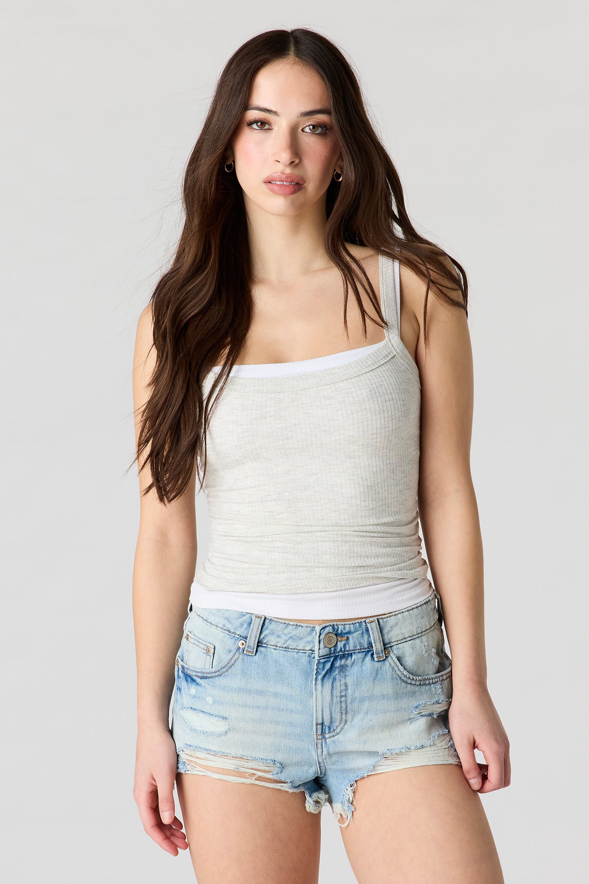 Vue alternative 2. Short déchiré moyen à taille haute