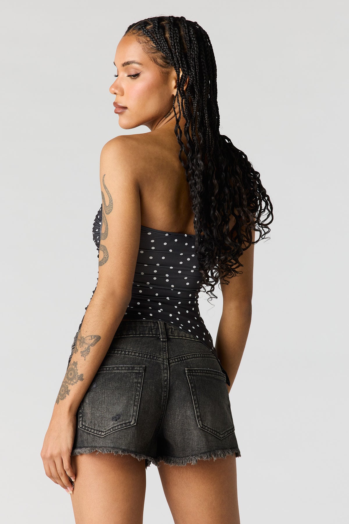 Vue alternative 2. Short Chelsea en denim déchiré délavé noir à taille haute