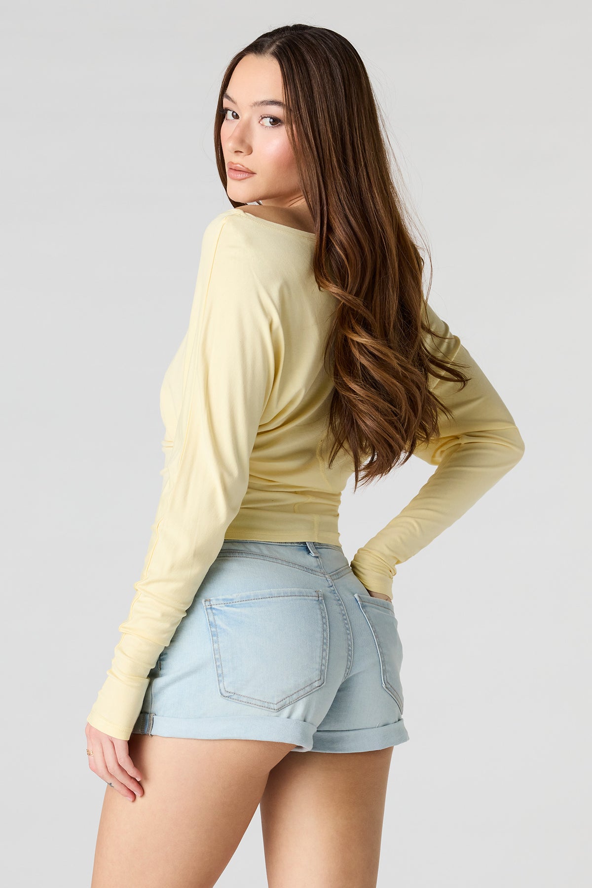 Vue alternative 2. Short en denim pâle à taille haute