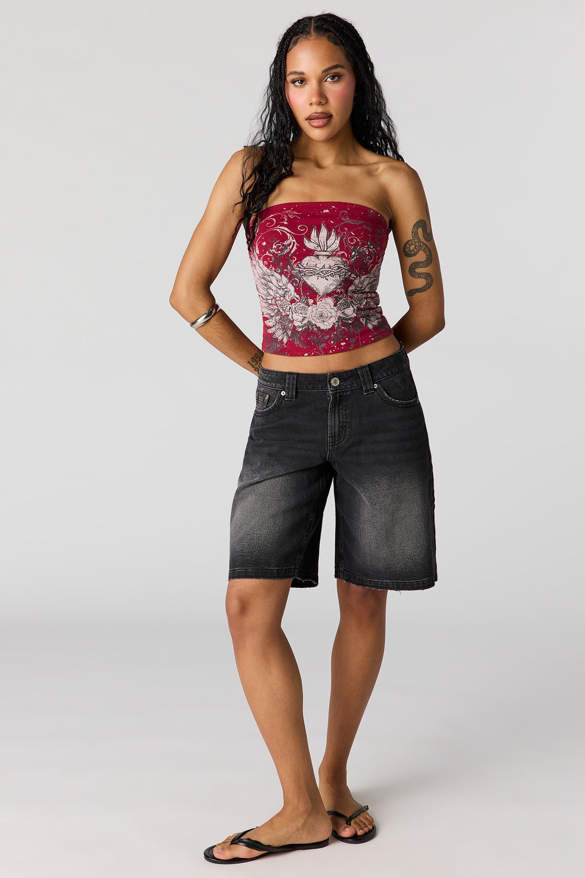 Vue alternative 3. Short en denim à taille basse avec motif brodé Papillon