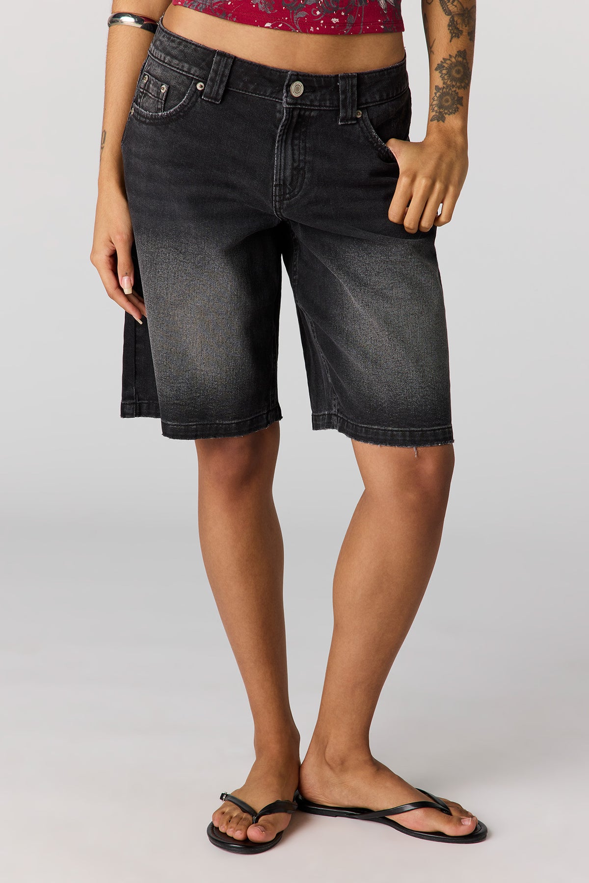Vue alternative 2. Short en denim à taille basse avec motif brodé Papillon
