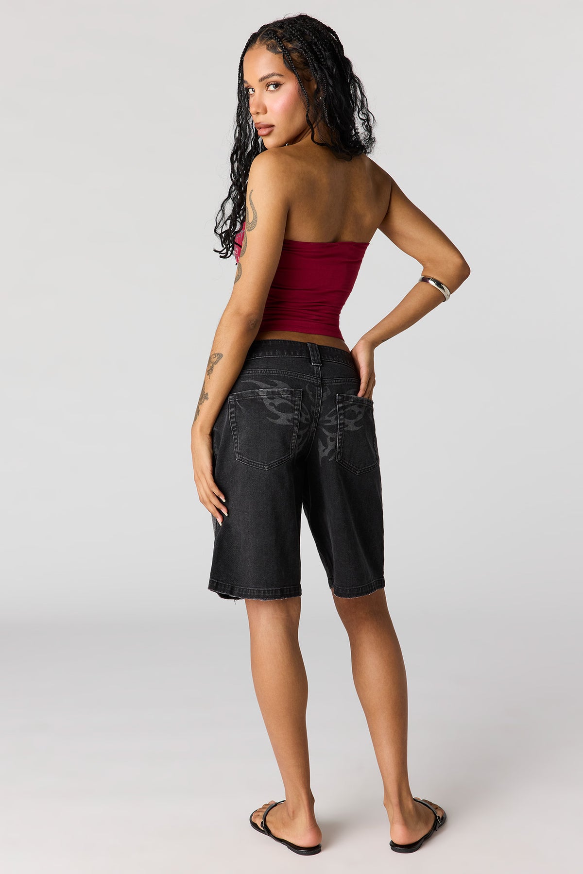 Vue alternative 4. Short en denim à taille basse avec motif brodé Papillon