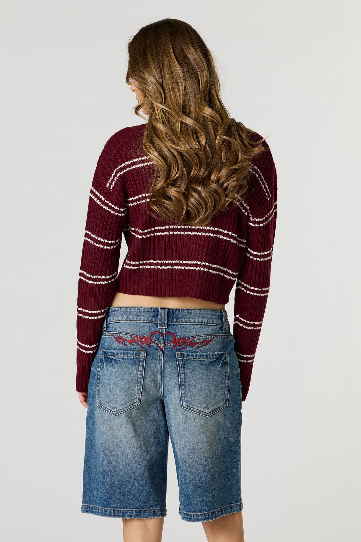 Vue alternative 2. Jort baggy à taille basse foncé avec motif brodé