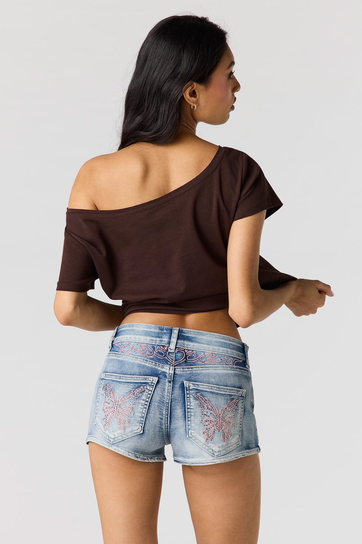 Short court à taille basse en denim extensible orné de pierres du Rhin
