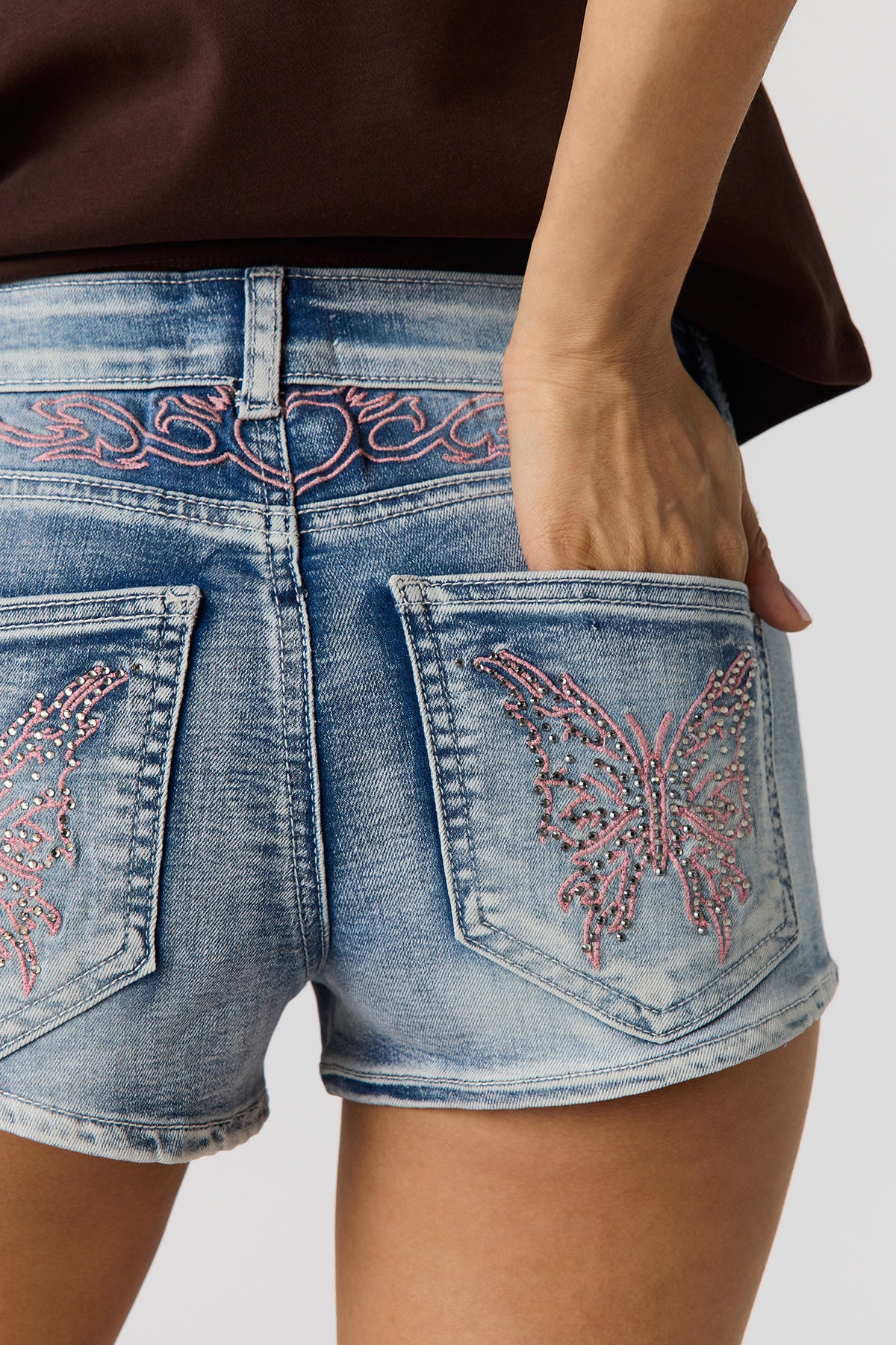Vue alternative 4. Short court à taille basse en denim extensible orné de pierres du Rhin