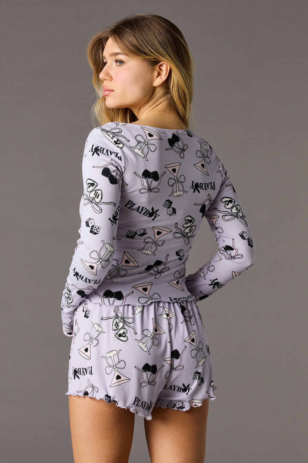 Vue alternative 2. Ensemble pyjama avec haut côtelé à manches longues et imprimé Playboy et short