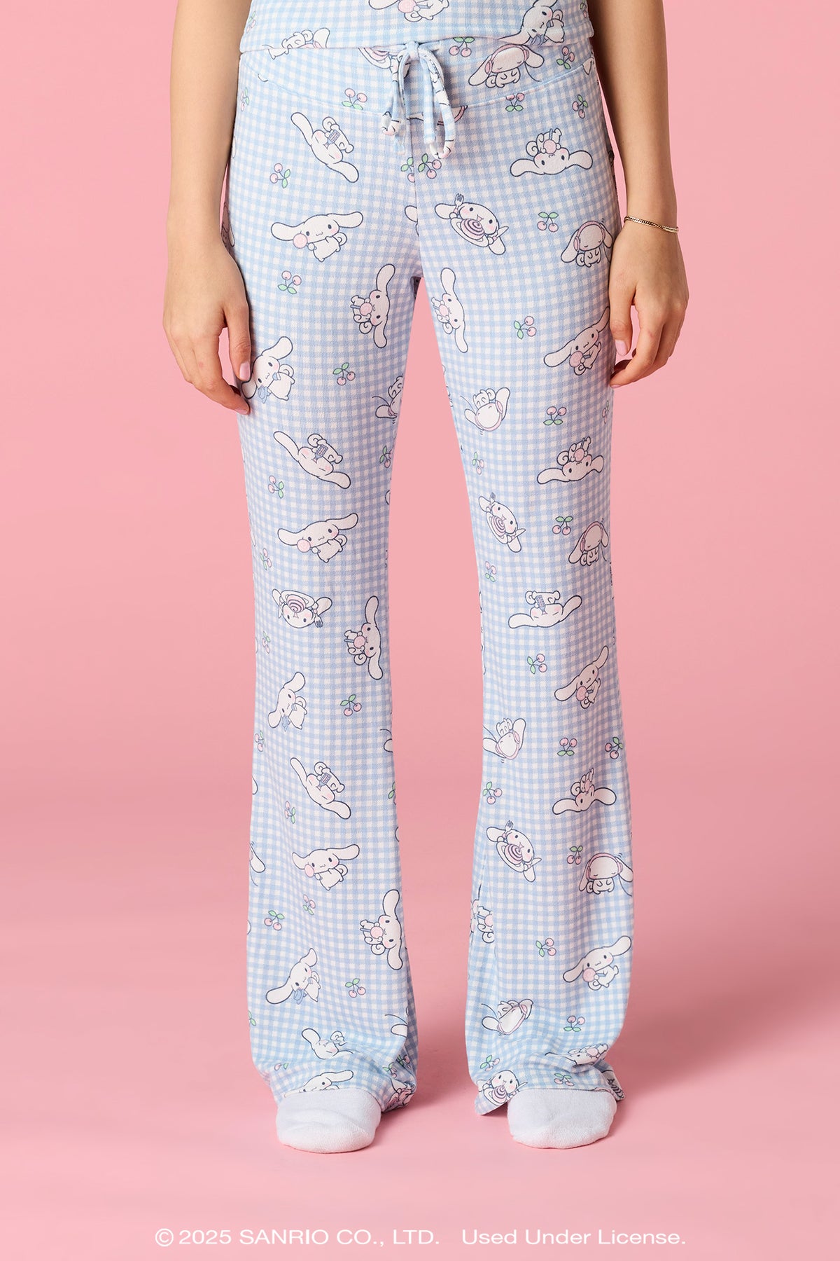 Vue alternative 3. Ensemble pyjama avec débardeur à liséré de dentelle et imprimé Cinnamoroll™ et pantalon