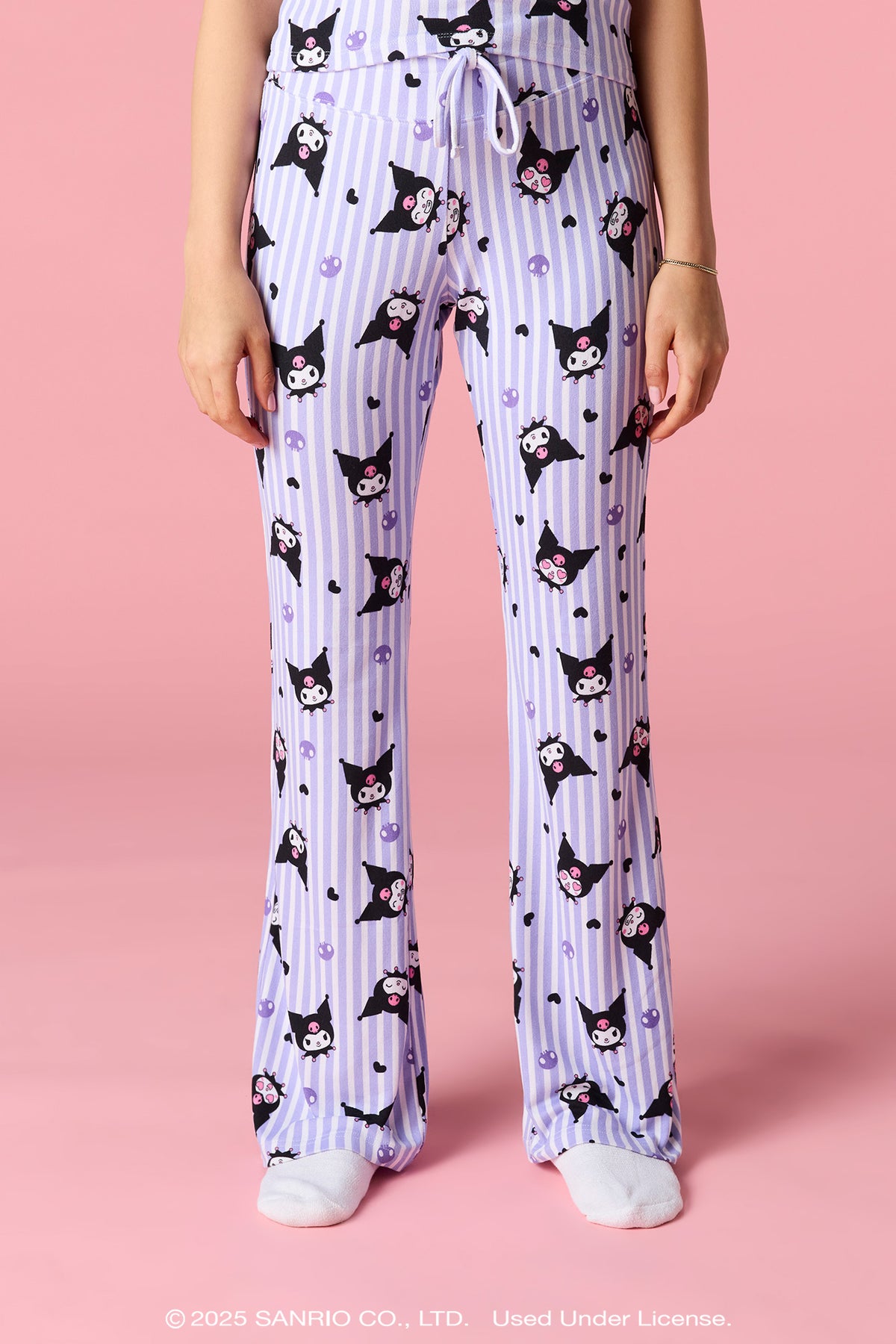 Vue alternative 3. Ensemble pyjama avec débardeur à liséré de dentelle et imprimé Kuromi™ et pantalon