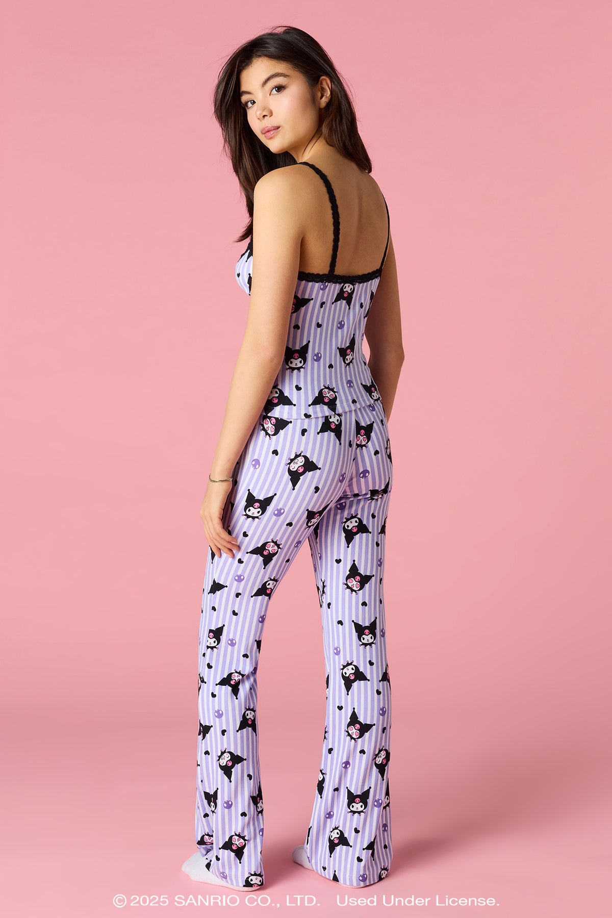 Vue alternative 4. Ensemble pyjama avec débardeur à liséré de dentelle et imprimé Kuromi™ et pantalon