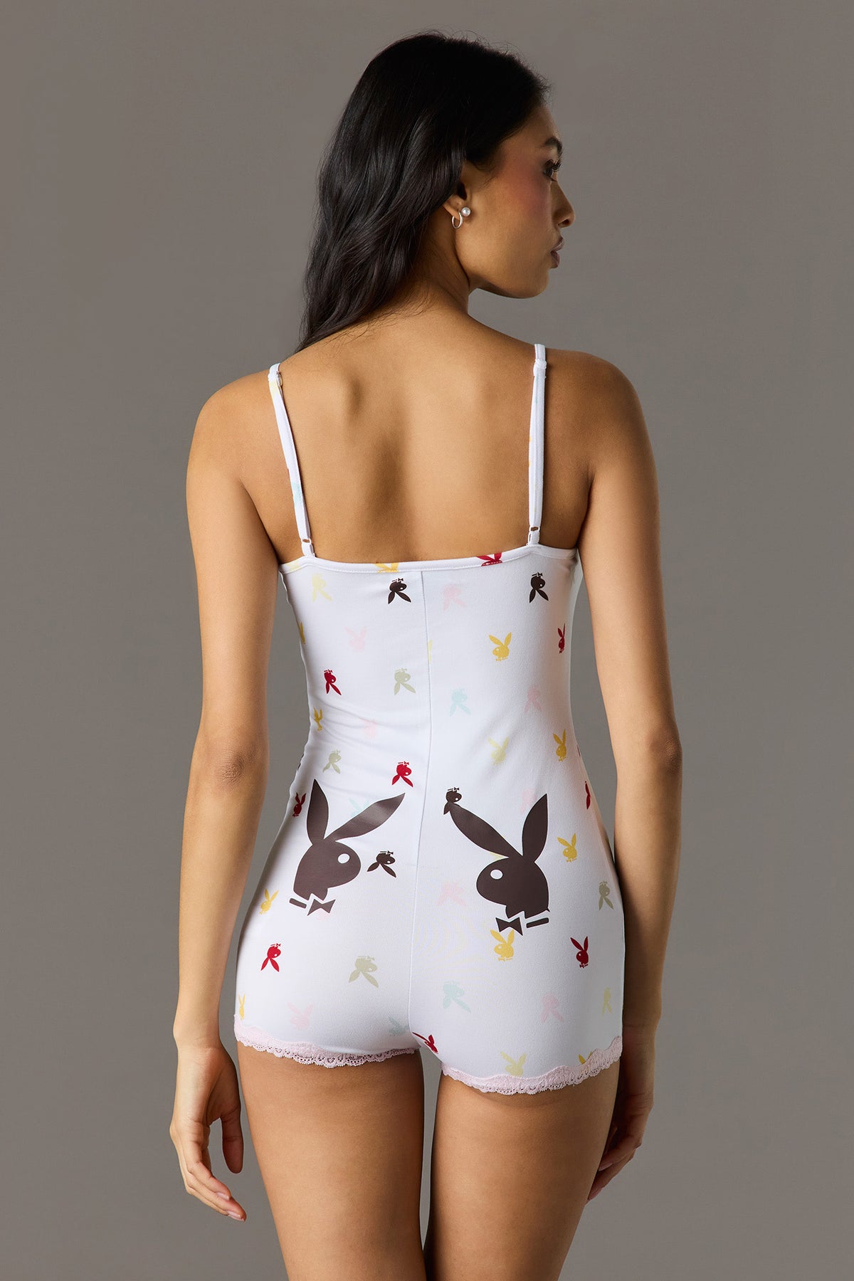 Vue alternative 2. Combi-short de pyjama à imprimé Playboy avec liséré de dentelle