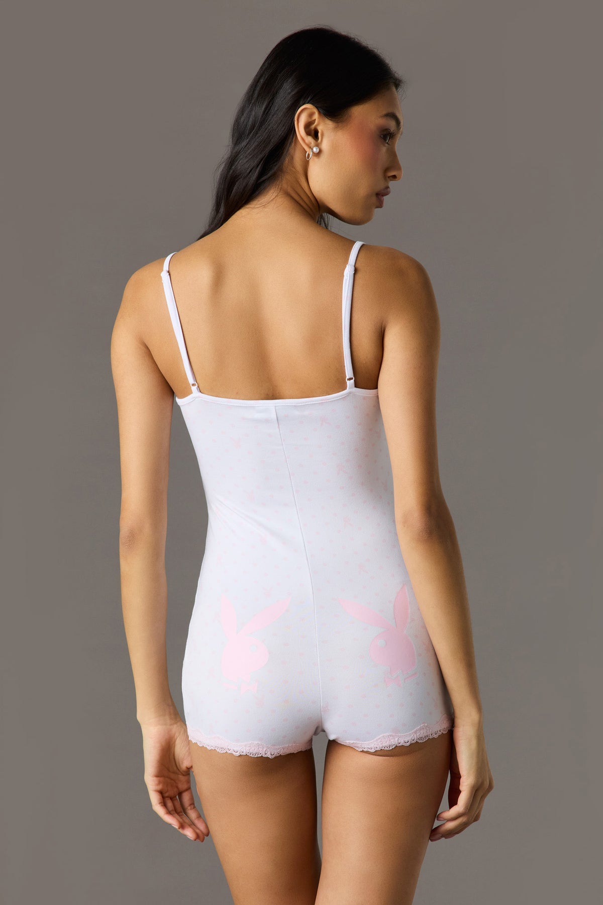 Vue alternative 2. Combi-short de pyjama à imprimé Playboy avec liséré de dentelle