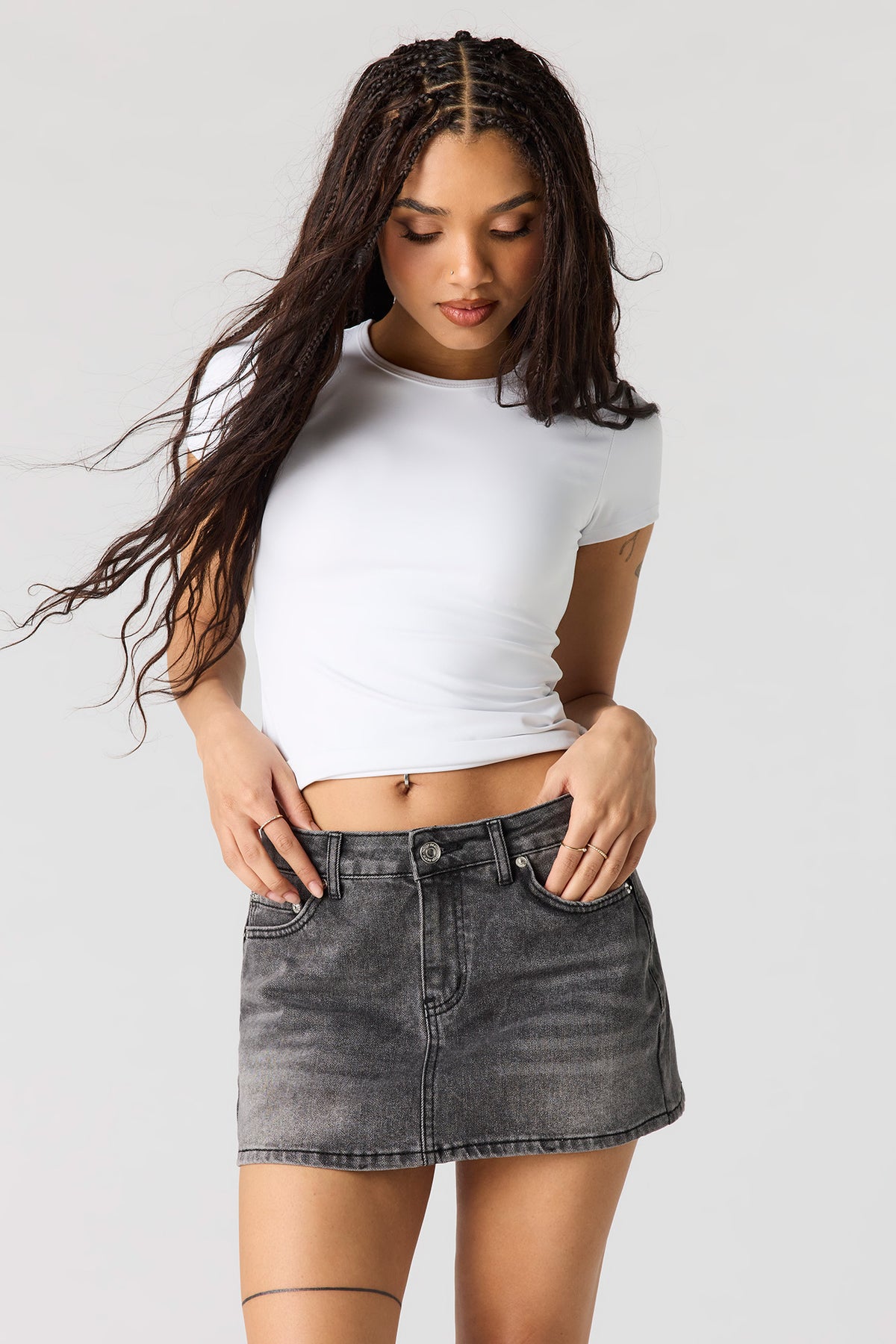 Vue alternative 2. Jupe-short en denim à taille basse avec poches et pierres du Rhin