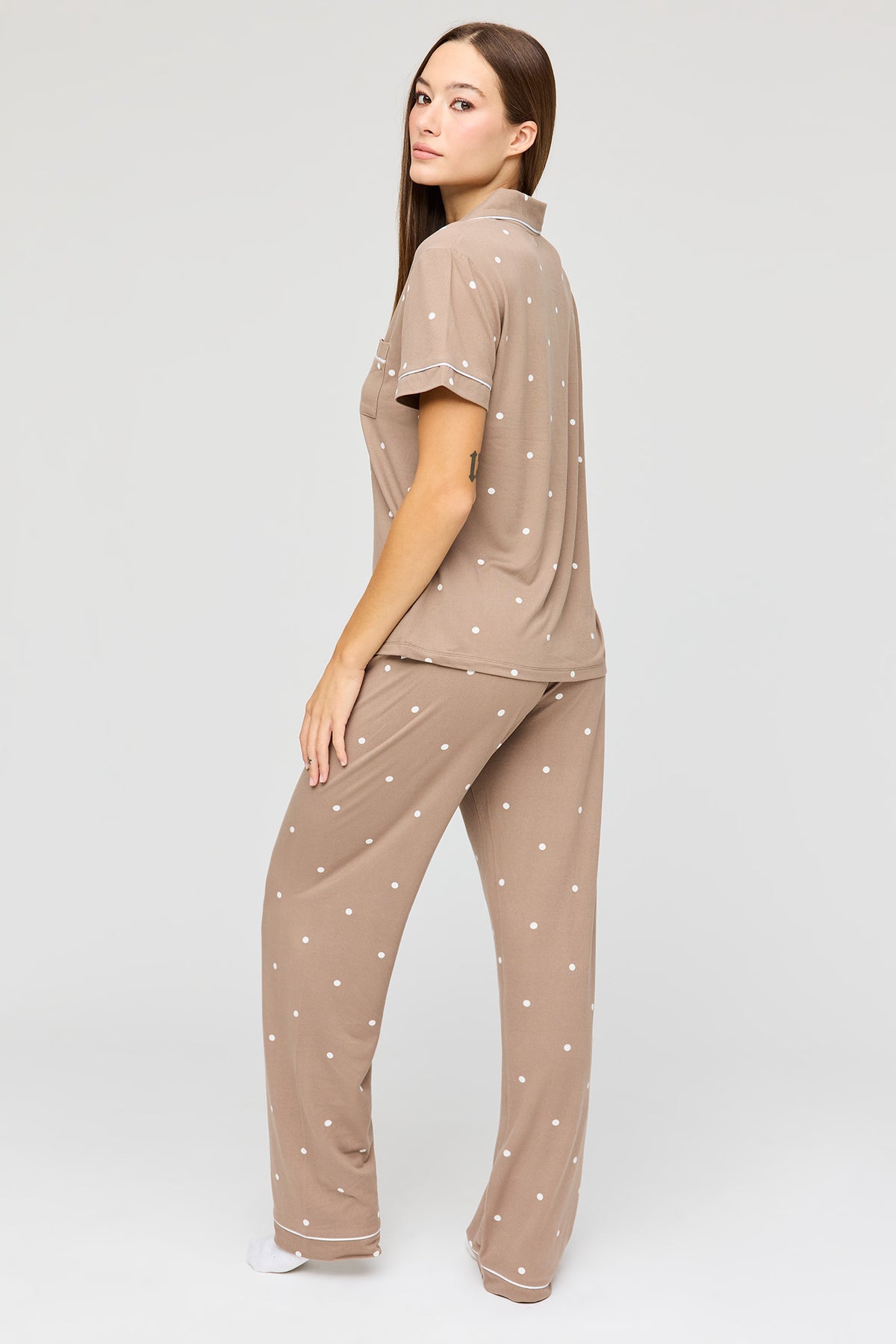 Vue alternative 4. Ensemble pyjama avec haut boutonné à manches courtes et pantalon