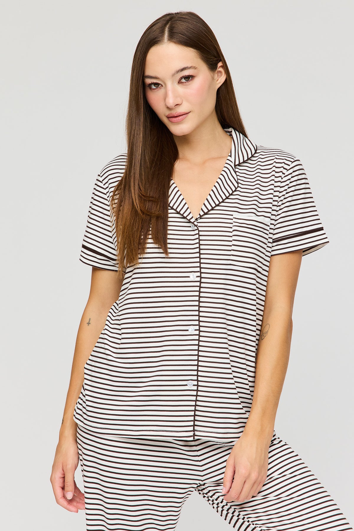Vue alternative 2. Ensemble pyjama avec haut boutonné à manches courtes et pantalon